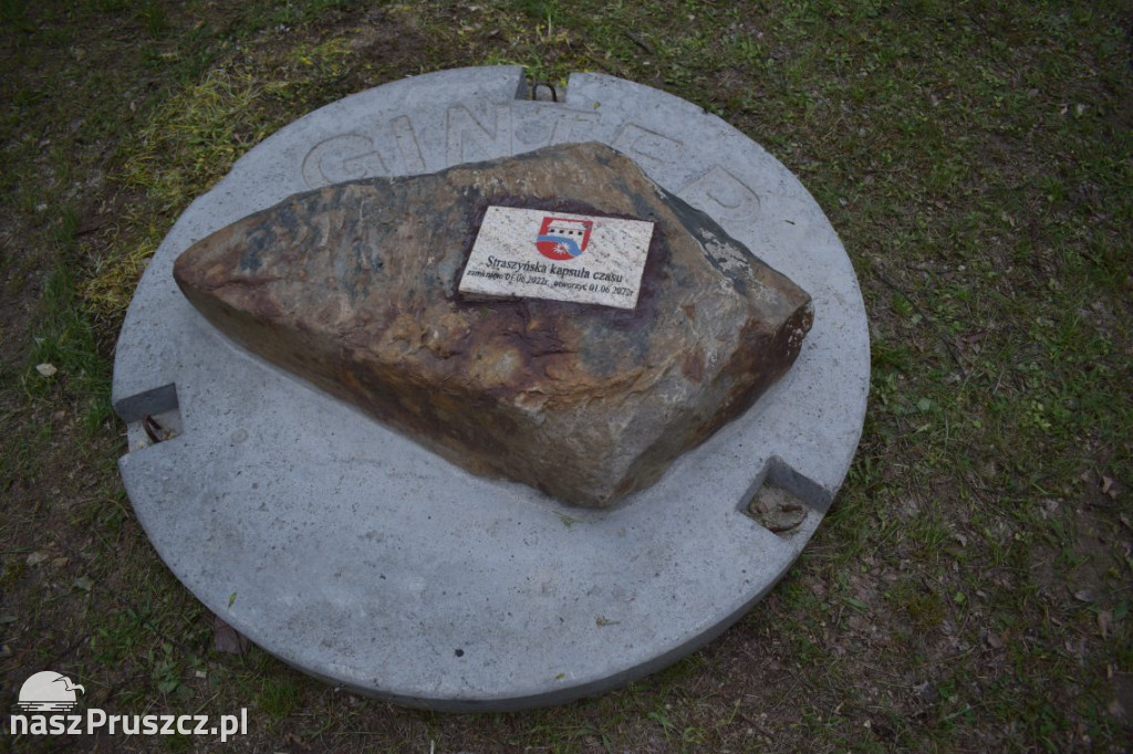 W Straszynie zakopano kapsułę czasu