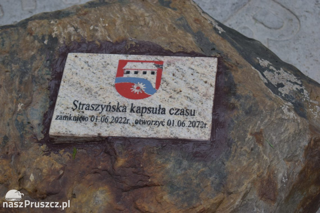 W Straszynie zakopano kapsułę czasu