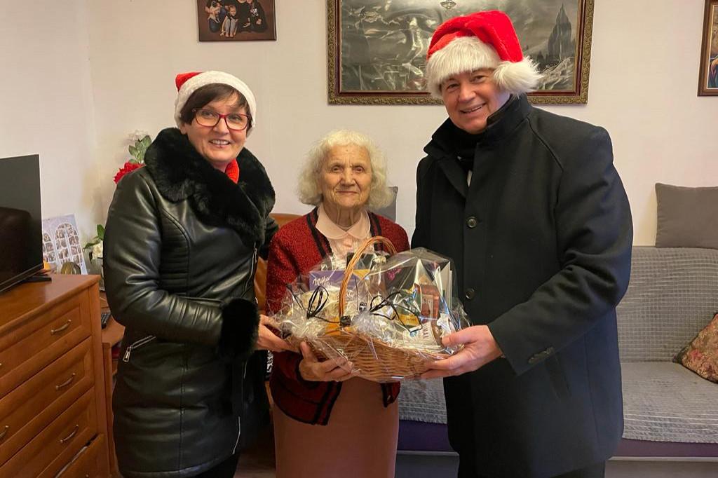Święty Mikołaj odwiedził seniorów w Cedrach