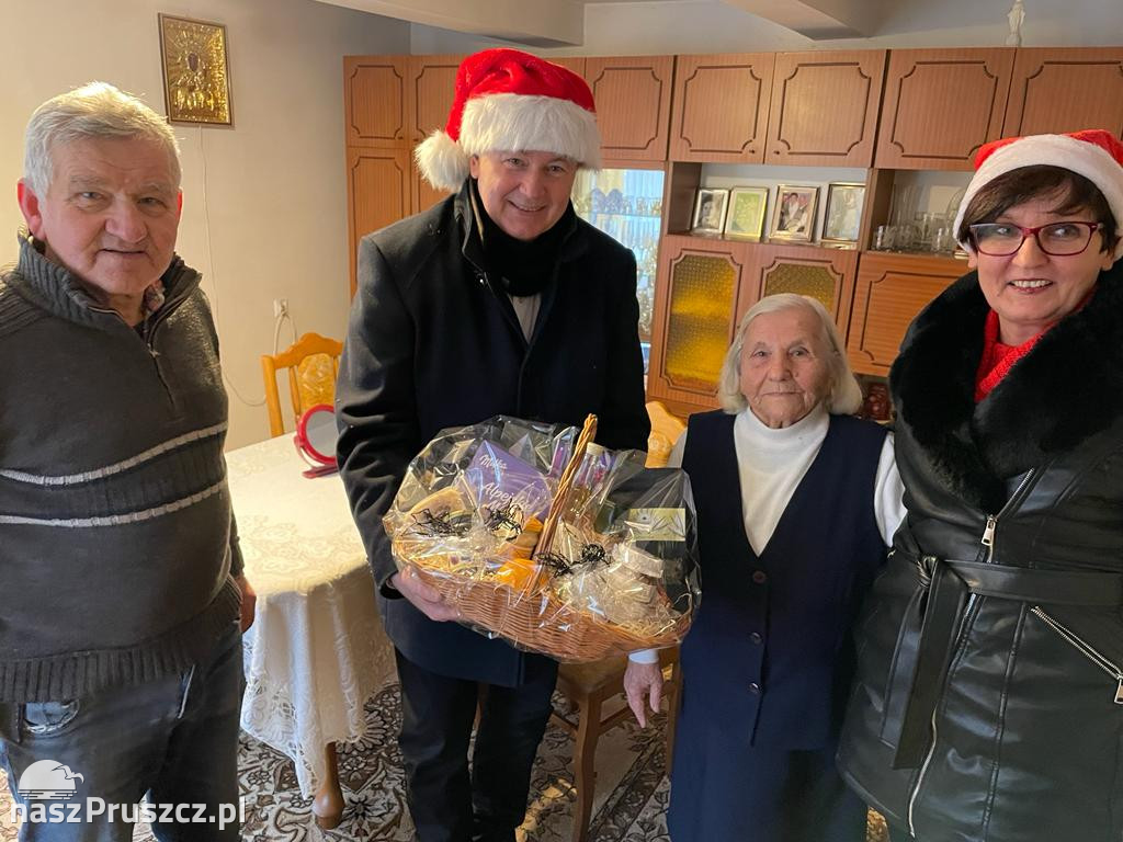 Święty Mikołaj odwiedził seniorów w Cedrach