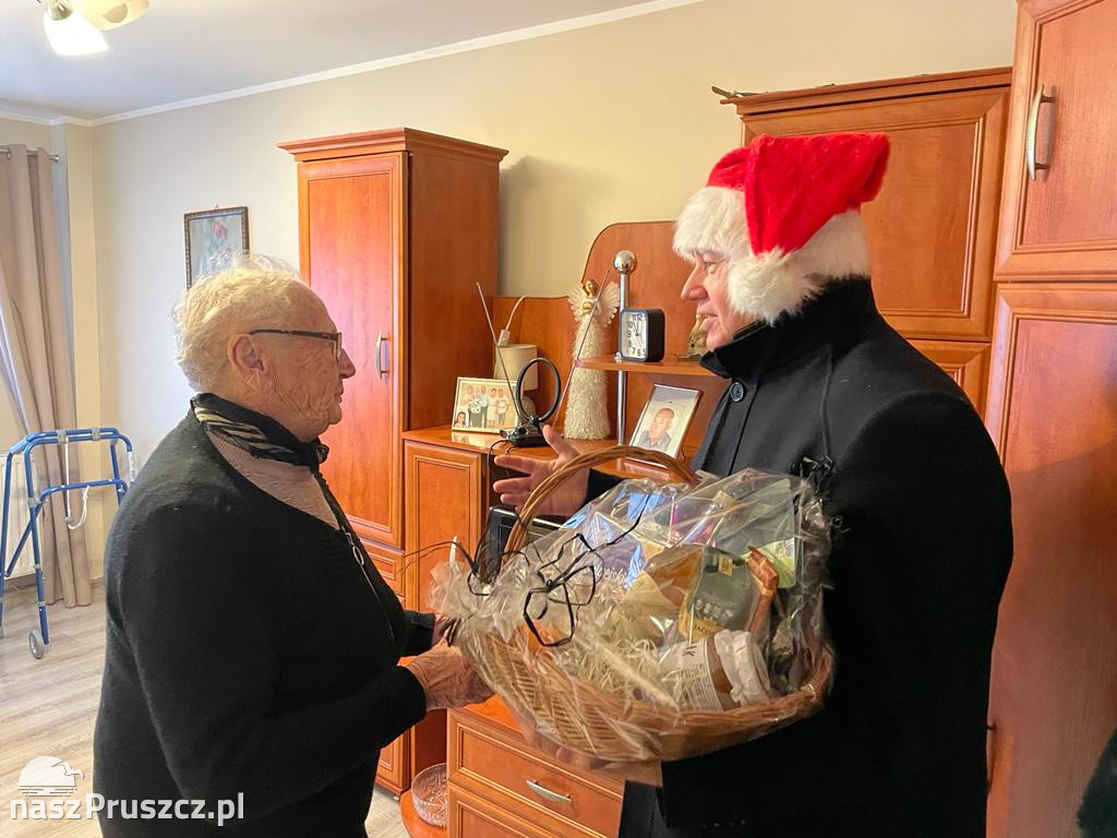 Święty Mikołaj odwiedził seniorów w Cedrach