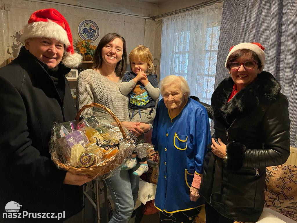 Święty Mikołaj odwiedził seniorów w Cedrach