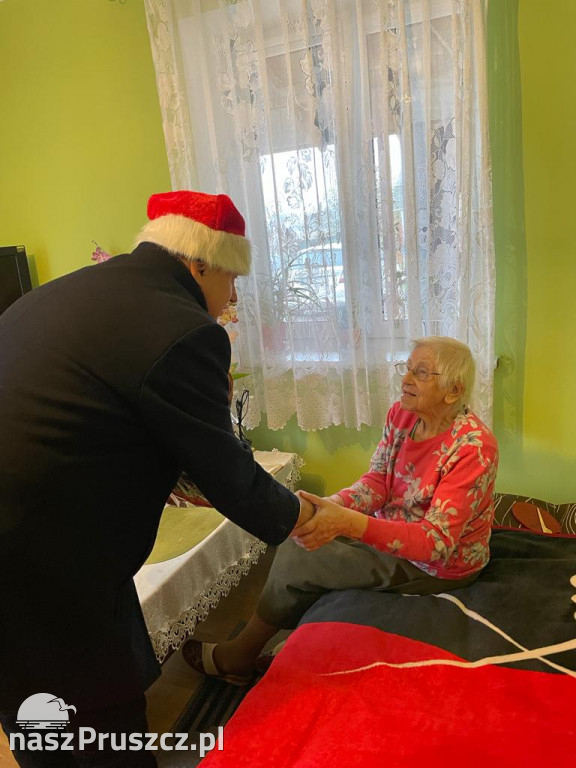 Święty Mikołaj odwiedził seniorów w Cedrach