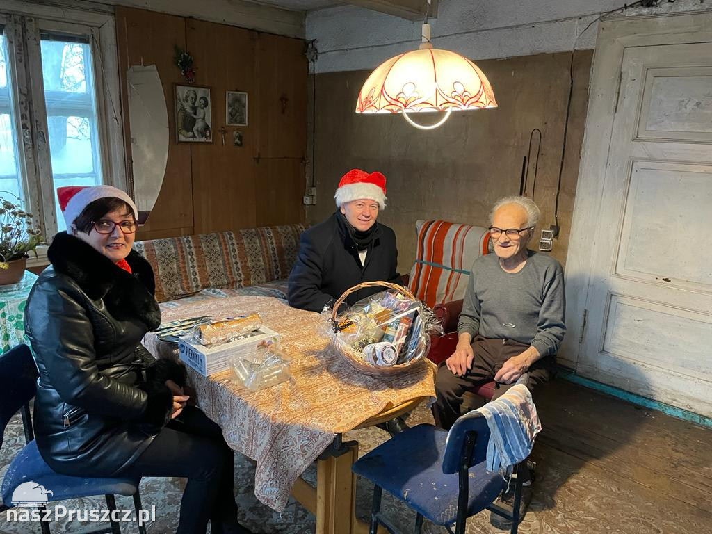 Święty Mikołaj odwiedził seniorów w Cedrach