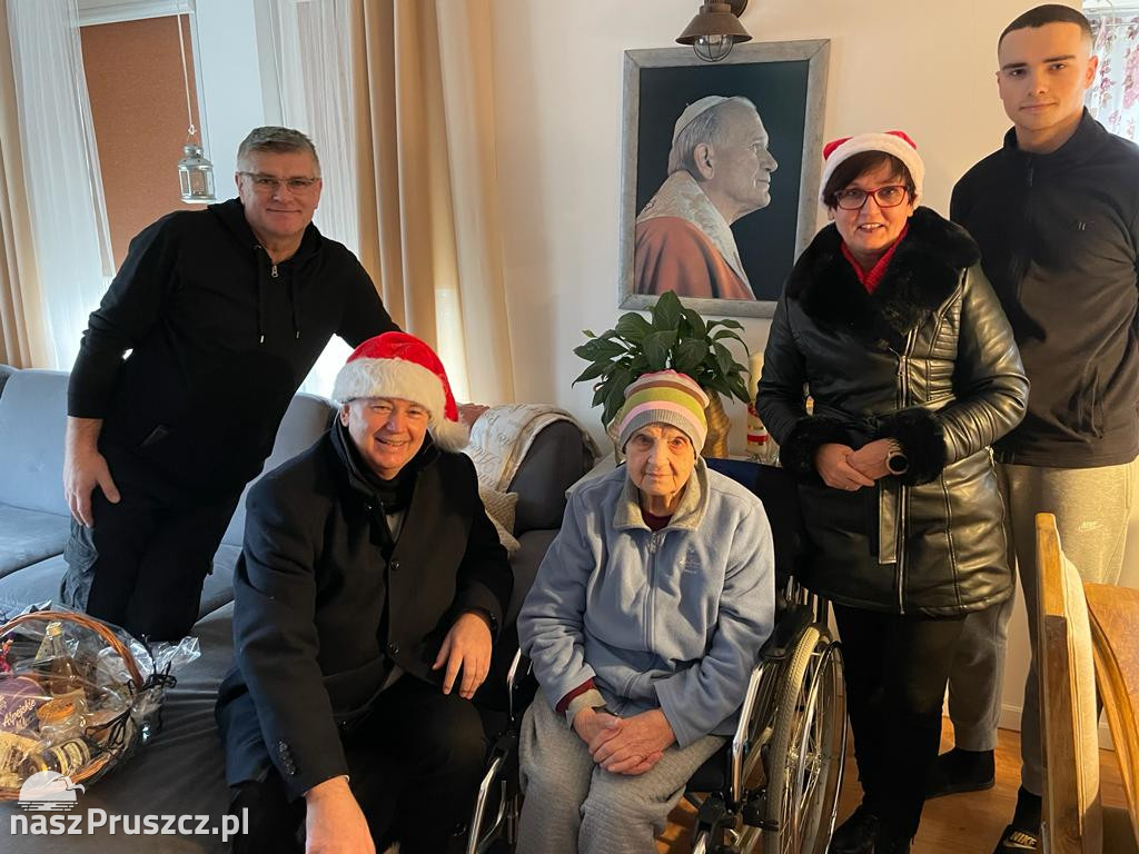Święty Mikołaj odwiedził seniorów w Cedrach