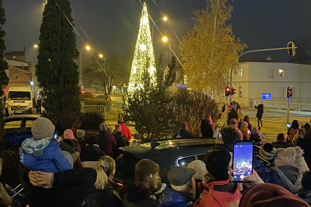 Świąteczna choinka zabłysnęła przed Urzędem Miasta