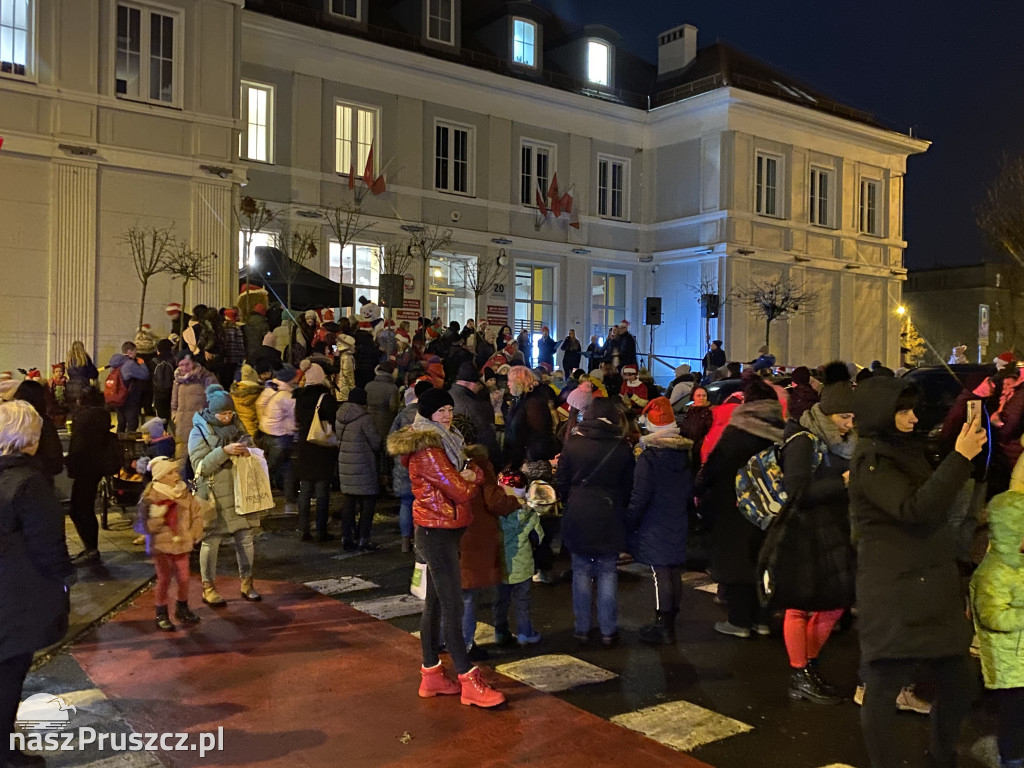 Świąteczna choinka zabłysnęła przed Urzędem Miasta