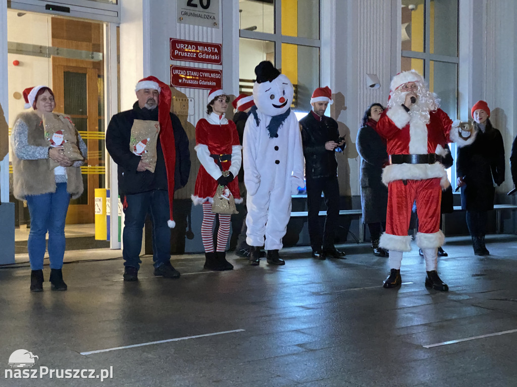 Świąteczna choinka zabłysnęła przed Urzędem Miasta