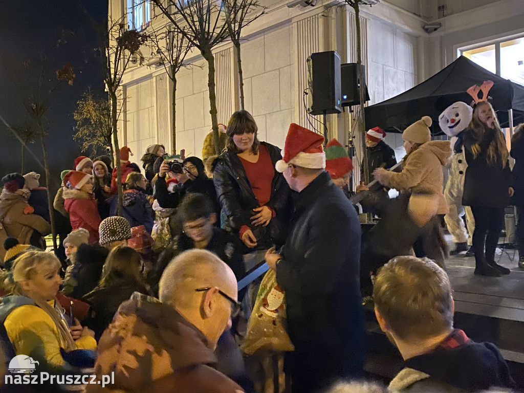 Świąteczna choinka zabłysnęła przed Urzędem Miasta