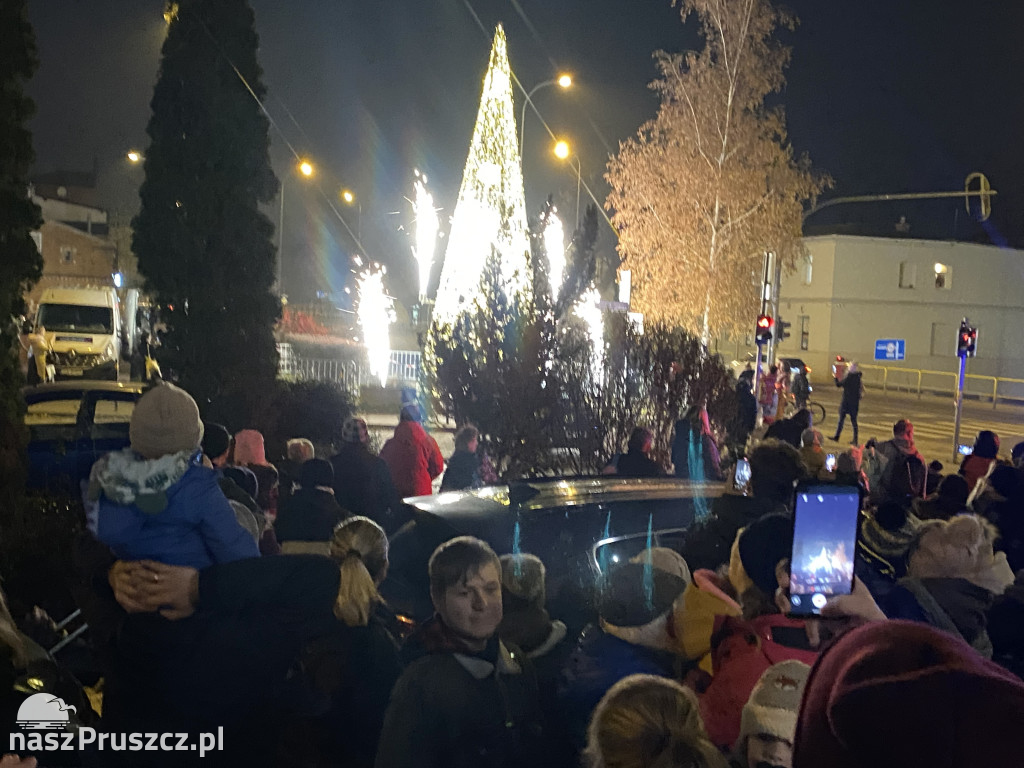 Świąteczna choinka zabłysnęła przed Urzędem Miasta