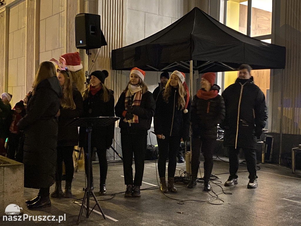 Świąteczna choinka zabłysnęła przed Urzędem Miasta