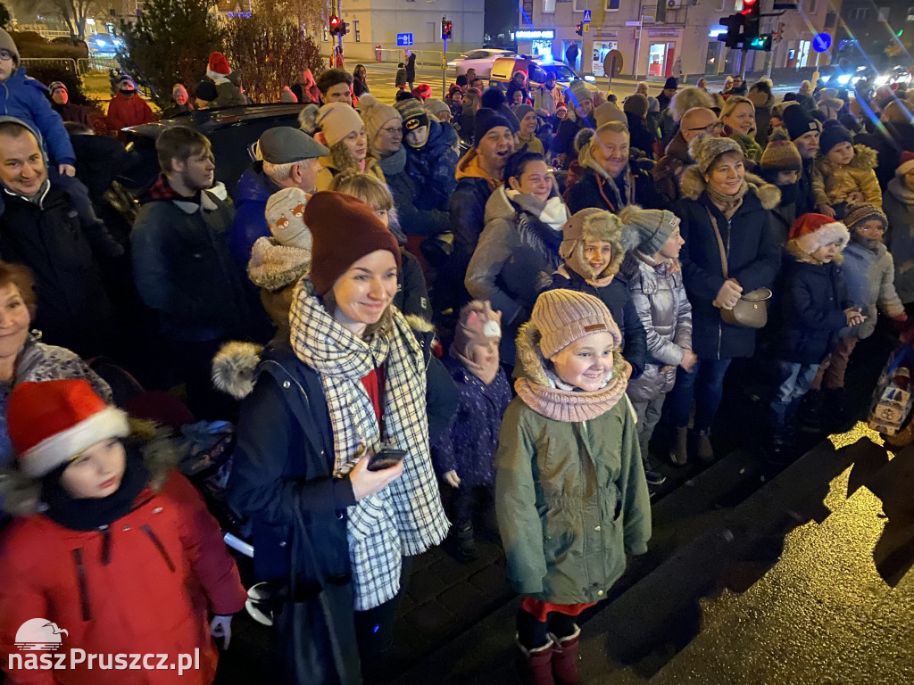 Świąteczna choinka zabłysnęła przed Urzędem Miasta