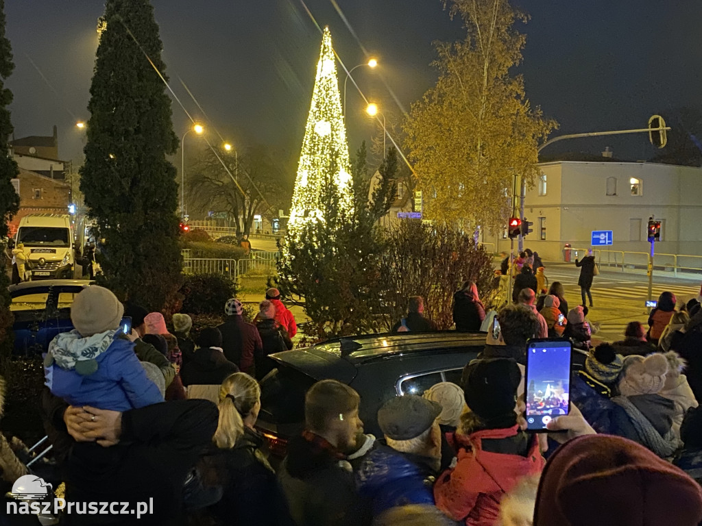 Świąteczna choinka zabłysnęła przed Urzędem Miasta