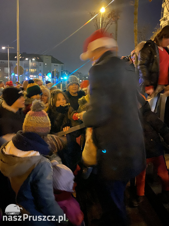 Świąteczna choinka zabłysnęła przed Urzędem Miasta