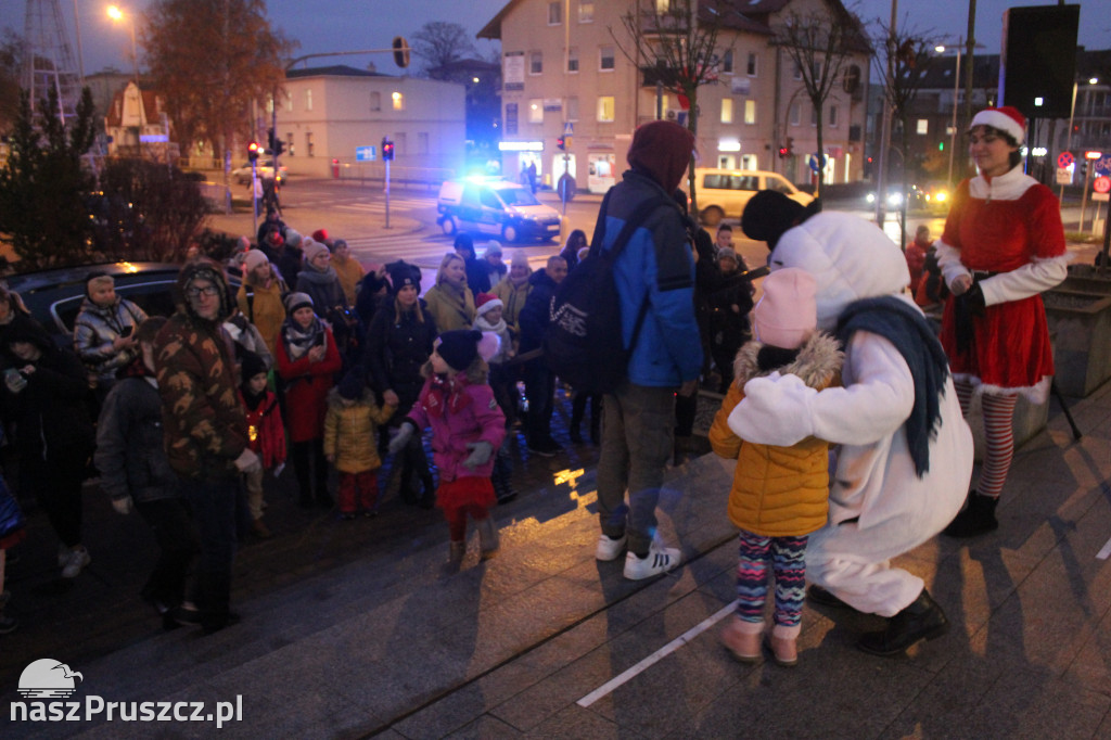 Świąteczna choinka zabłysnęła przed Urzędem Miasta