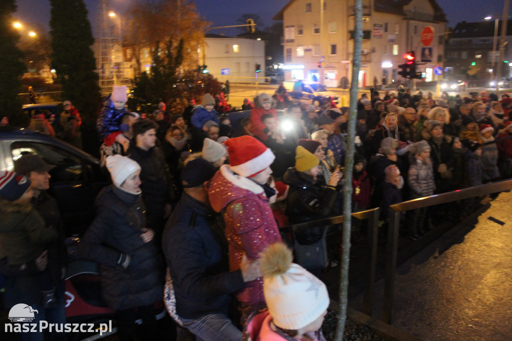 Świąteczna choinka zabłysnęła przed Urzędem Miasta