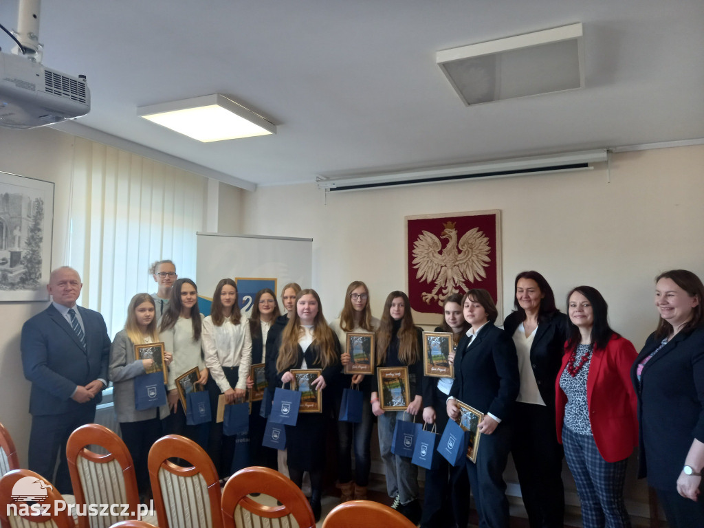 Wójt gminy Przywidz wręczył stypendia naukowe