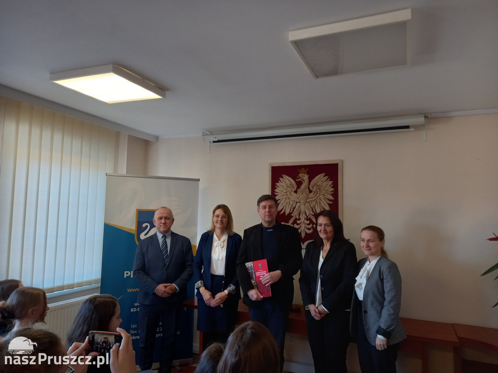 Wójt gminy Przywidz wręczył stypendia naukowe