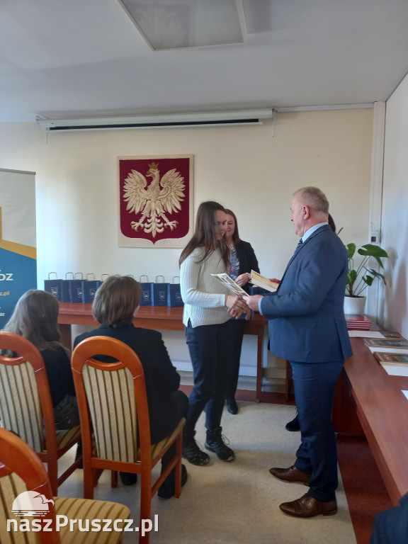 Wójt gminy Przywidz wręczył stypendia naukowe