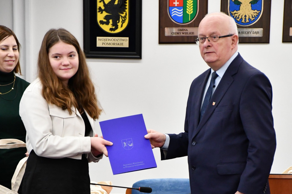 „Powiatowa Kartka Świąteczna I część – kartka bożonarodzeniowa”