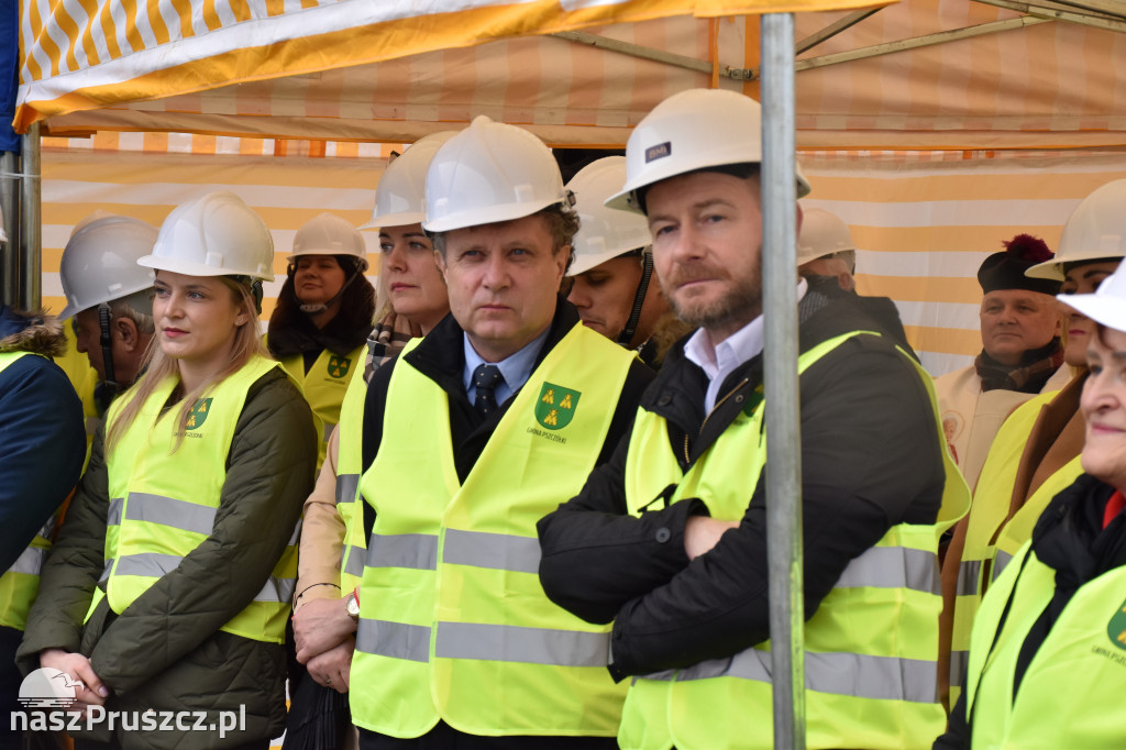 Różyny: wmurowanie kamienia węgielnego pod budowę szkoły