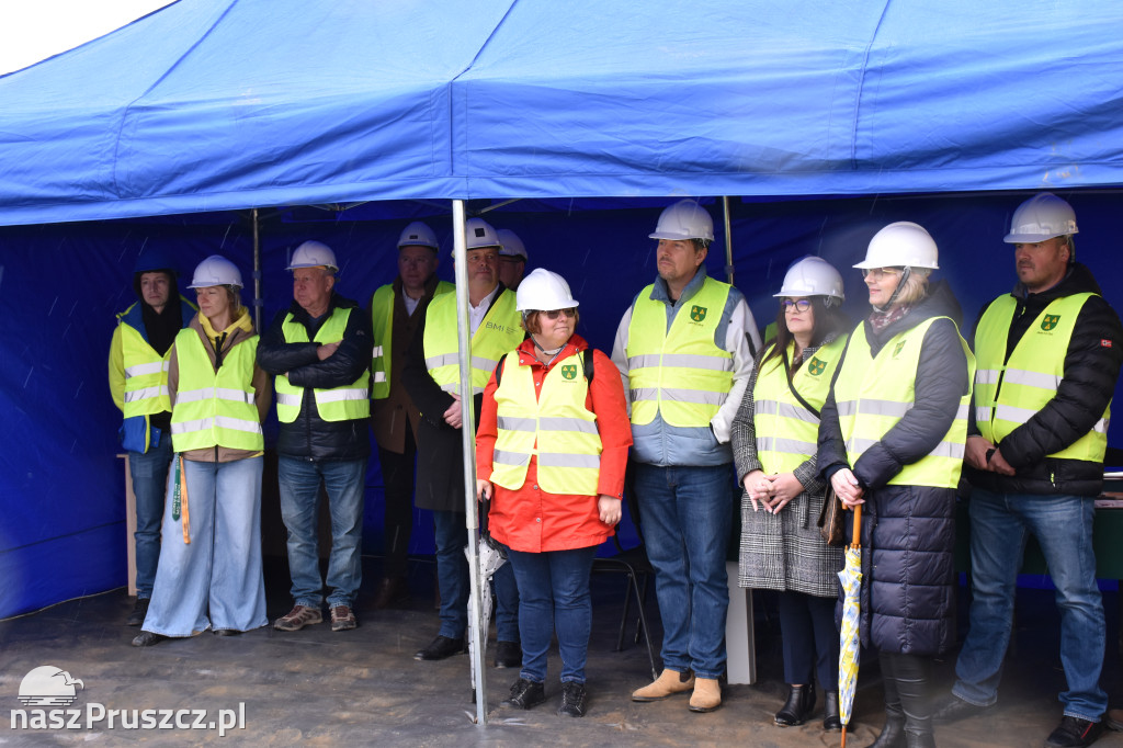 Różyny: wmurowanie kamienia węgielnego pod budowę szkoły