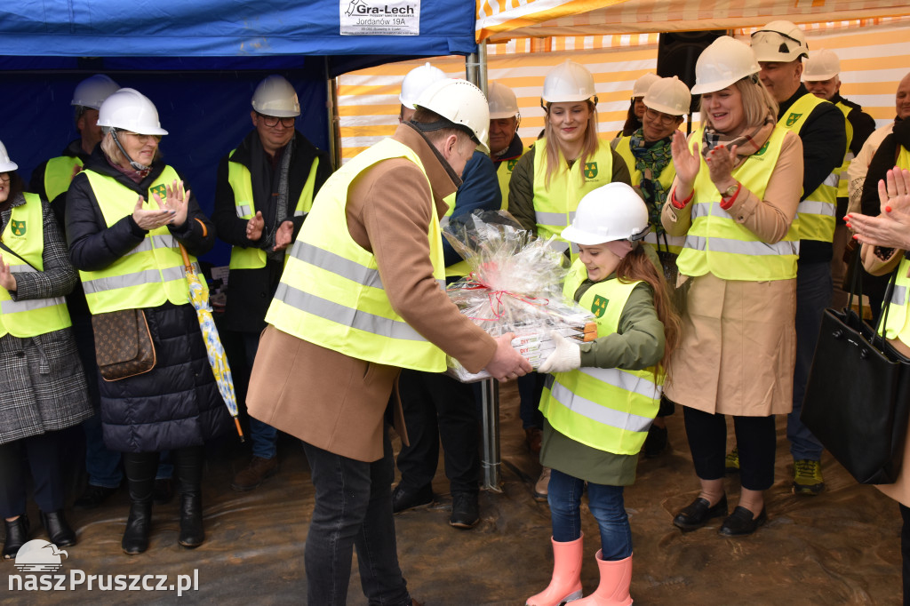 Różyny: wmurowanie kamienia węgielnego pod budowę szkoły