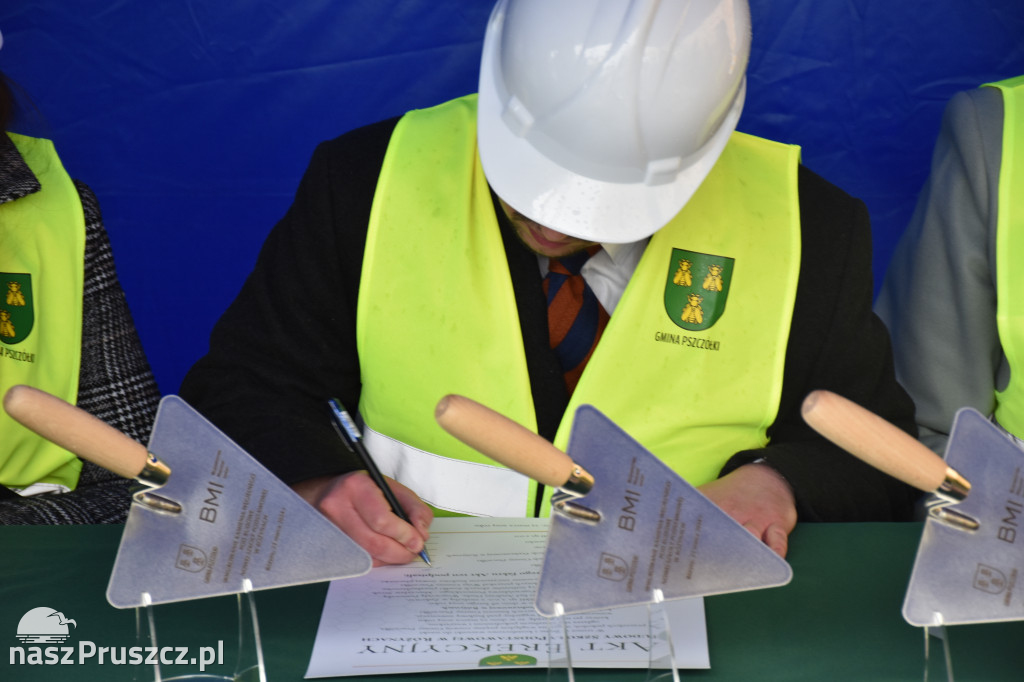 Różyny: wmurowanie kamienia węgielnego pod budowę szkoły