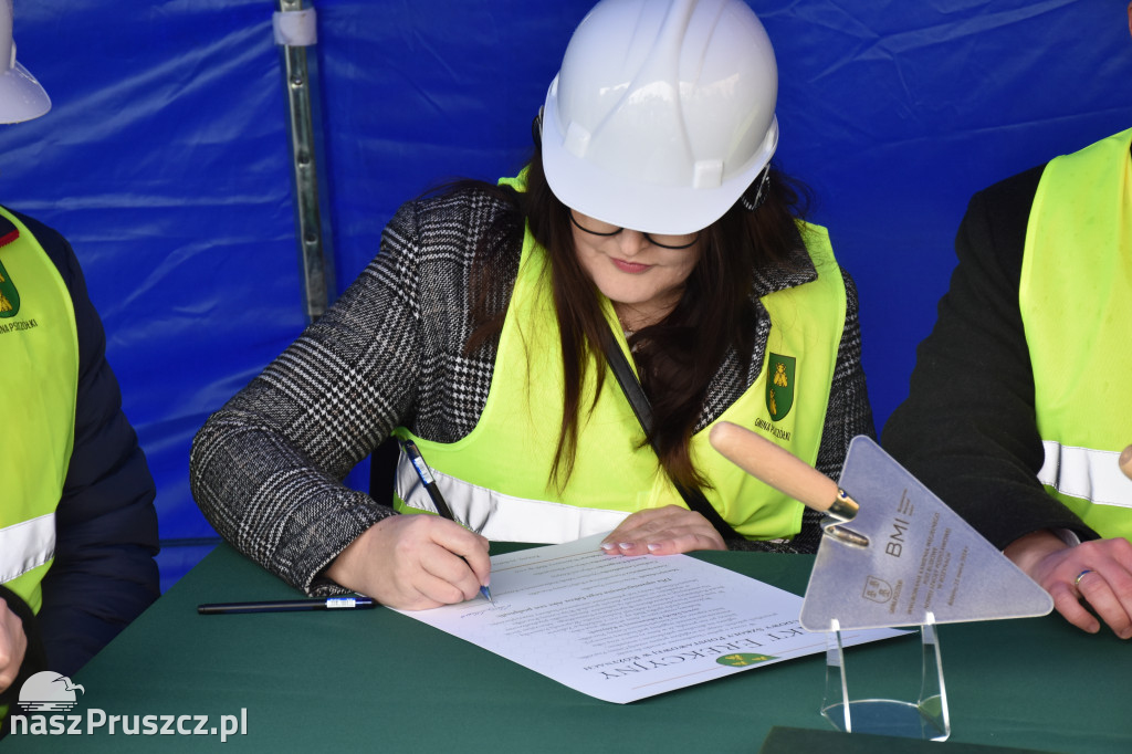 Różyny: wmurowanie kamienia węgielnego pod budowę szkoły