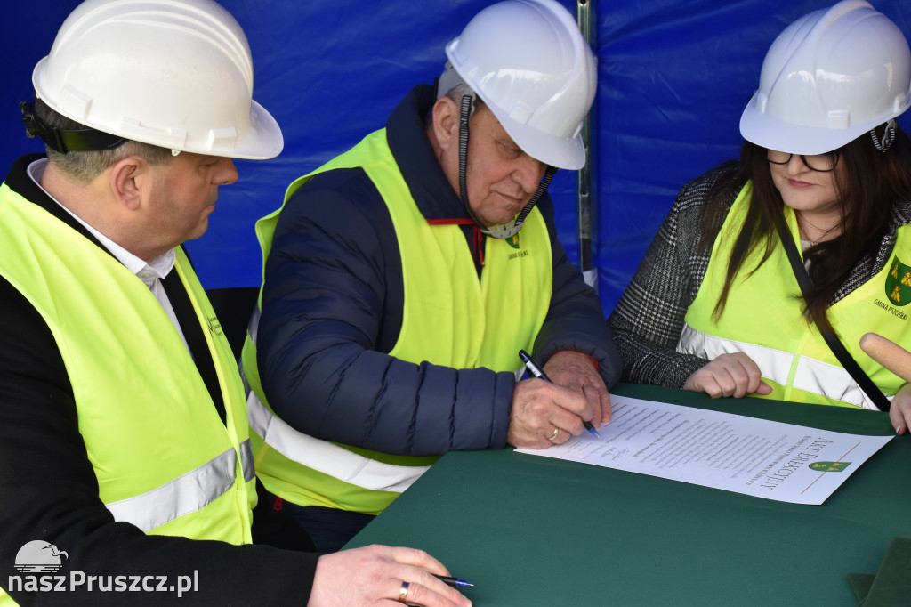 Różyny: wmurowanie kamienia węgielnego pod budowę szkoły