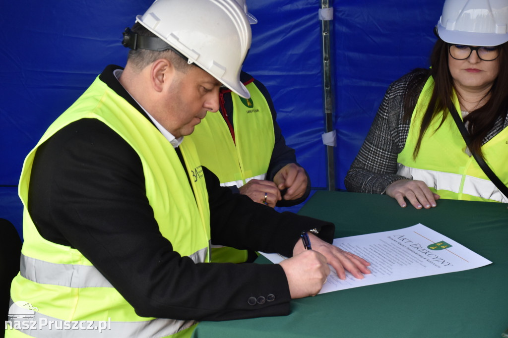 Różyny: wmurowanie kamienia węgielnego pod budowę szkoły