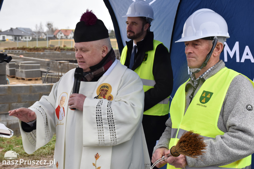 Różyny: wmurowanie kamienia węgielnego pod budowę szkoły