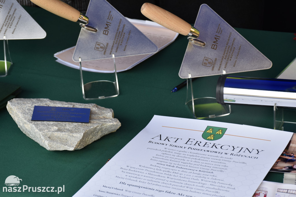 Różyny: wmurowanie kamienia węgielnego pod budowę szkoły