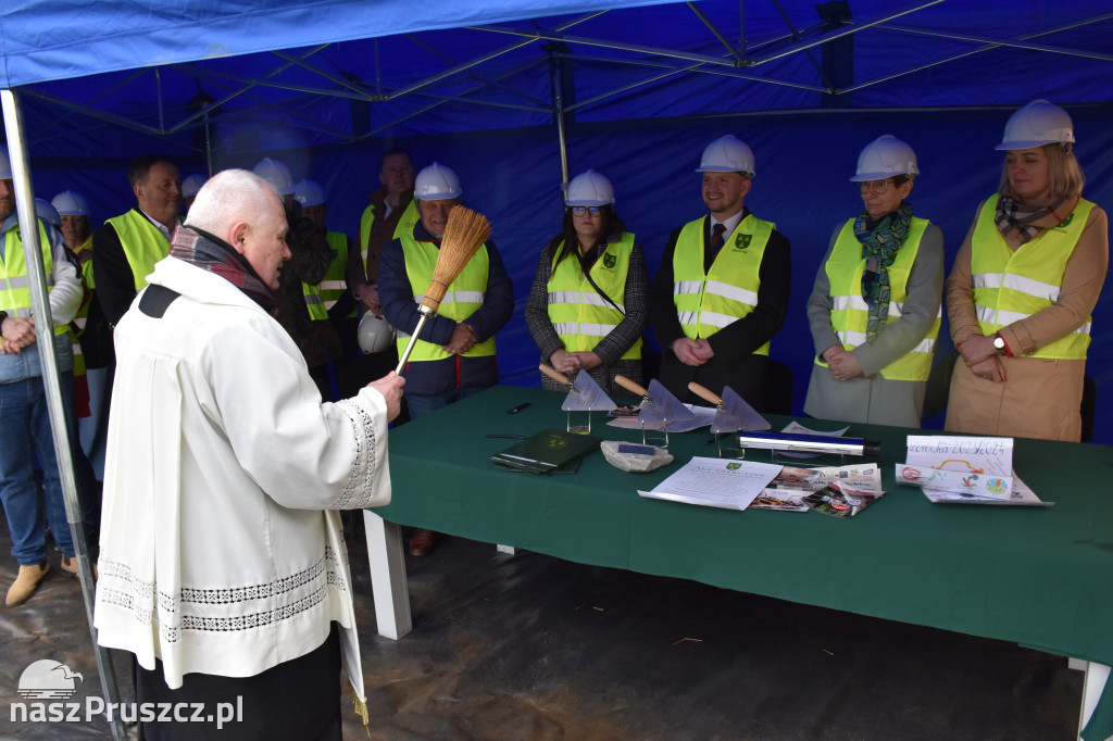 Różyny: wmurowanie kamienia węgielnego pod budowę szkoły