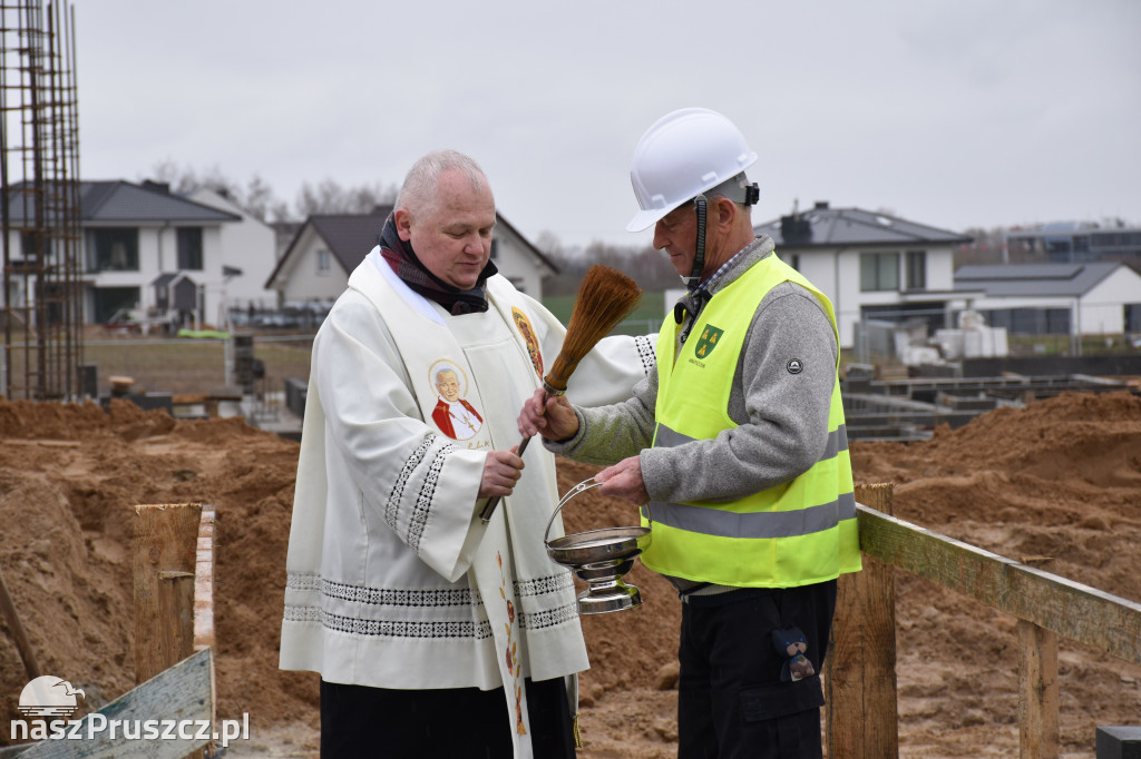 Różyny: wmurowanie kamienia węgielnego pod budowę szkoły