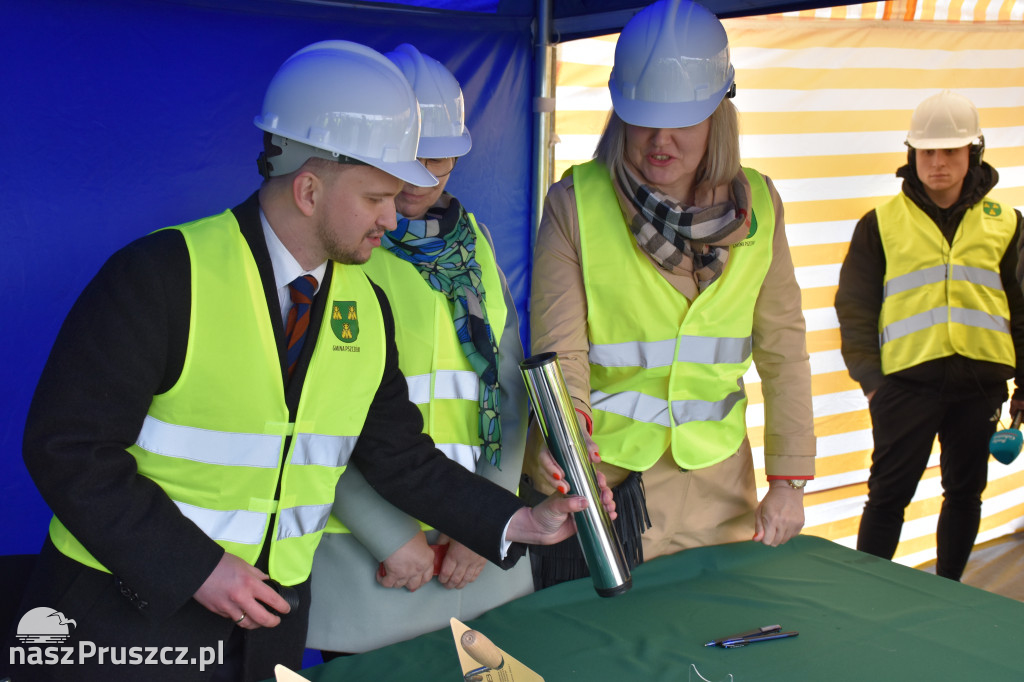 Różyny: wmurowanie kamienia węgielnego pod budowę szkoły
