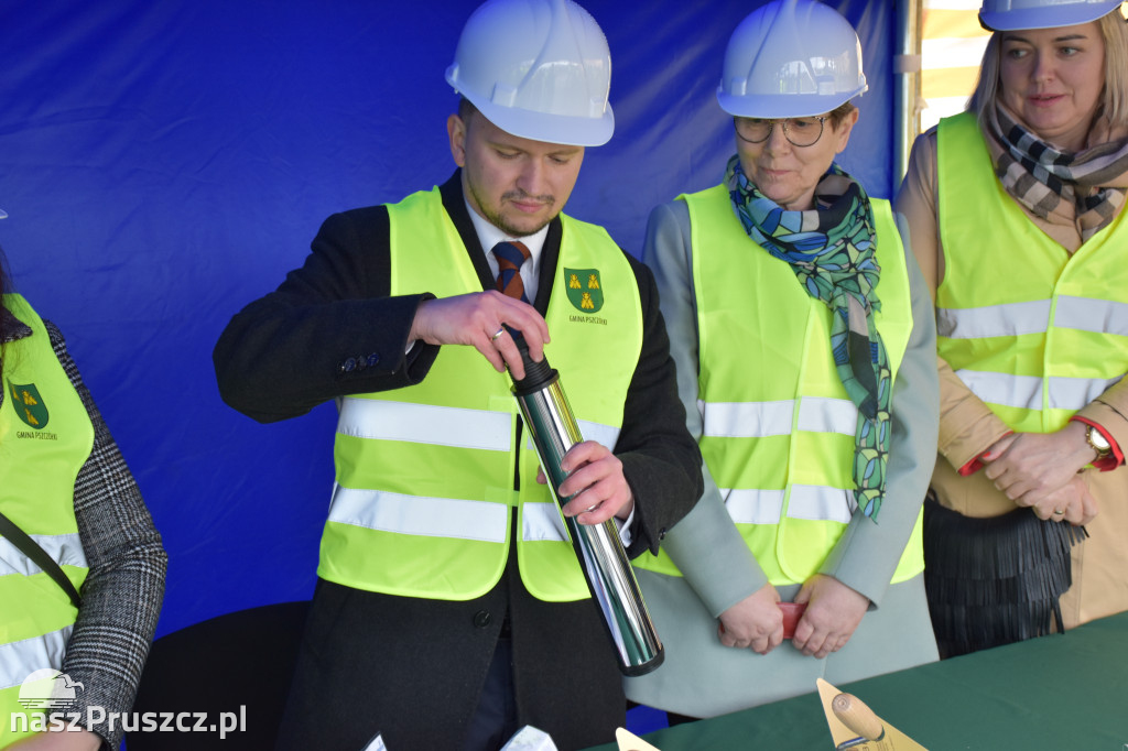 Różyny: wmurowanie kamienia węgielnego pod budowę szkoły