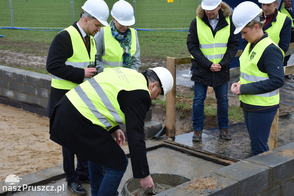 Różyny: wmurowanie kamienia węgielnego pod budowę szkoły
