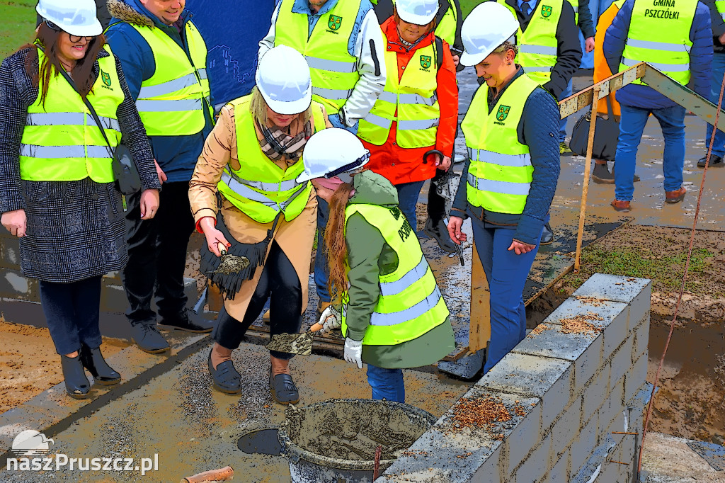 Różyny: wmurowanie kamienia węgielnego pod budowę szkoły