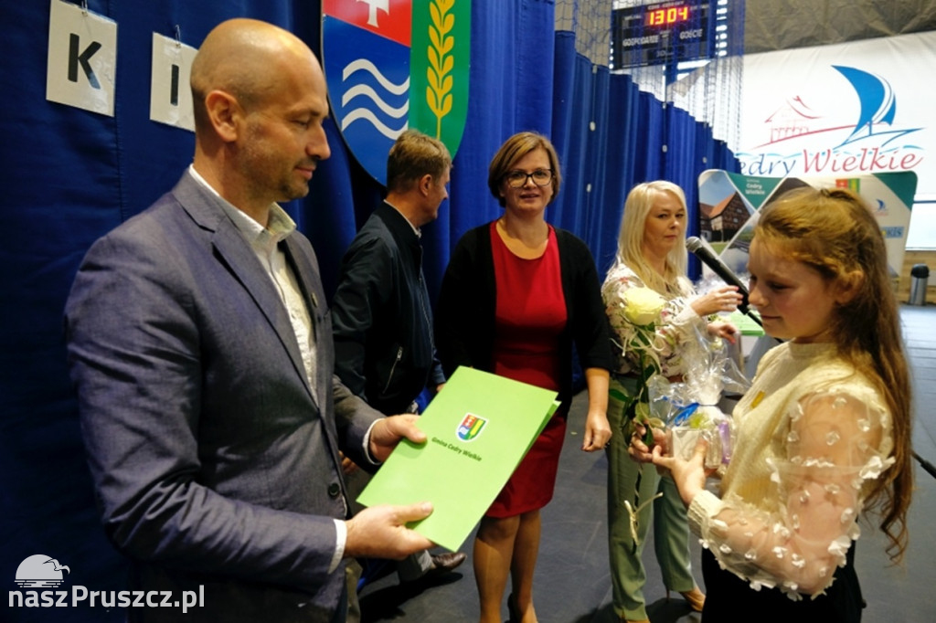 Cedry Wielkie: Wójt wręczył stypendia najzdolniejszym uczniom
