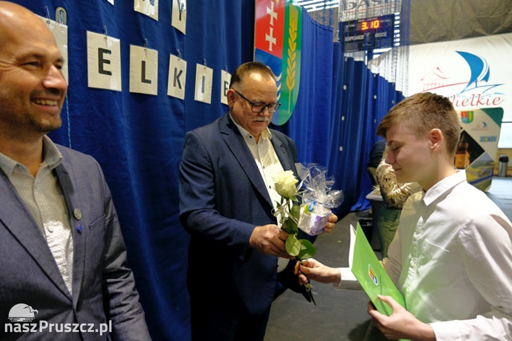 Cedry Wielkie: Wójt wręczył stypendia najzdolniejszym uczniom