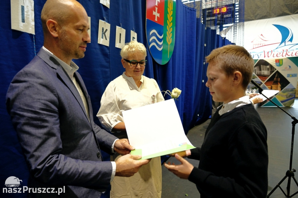 Cedry Wielkie: Wójt wręczył stypendia najzdolniejszym uczniom