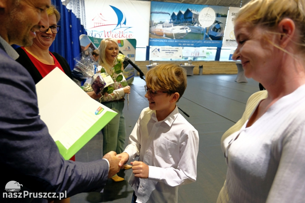 Cedry Wielkie: Wójt wręczył stypendia najzdolniejszym uczniom