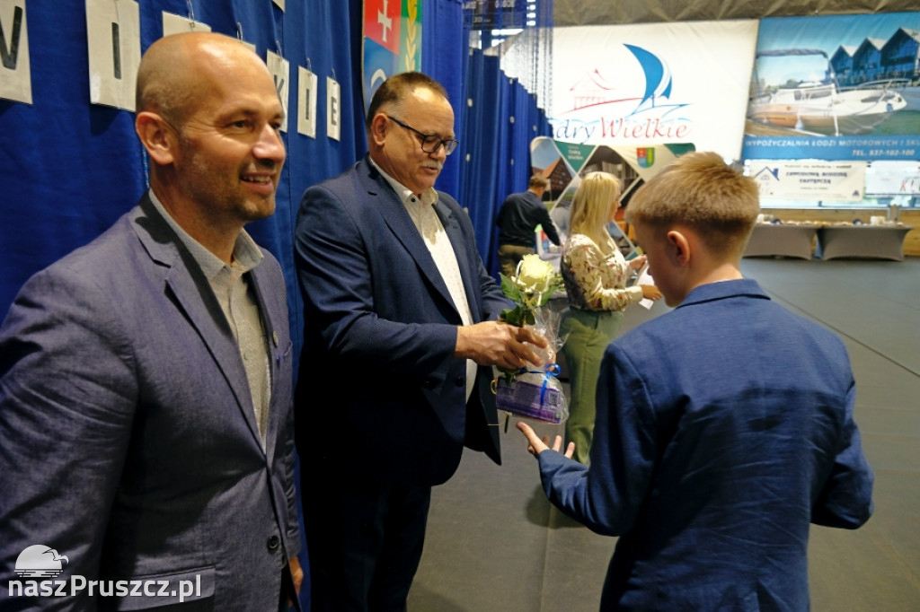 Cedry Wielkie: Wójt wręczył stypendia najzdolniejszym uczniom
