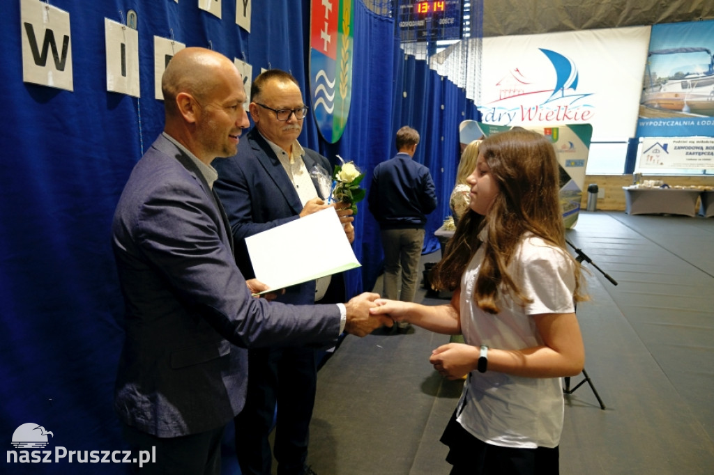 Cedry Wielkie: Wójt wręczył stypendia najzdolniejszym uczniom