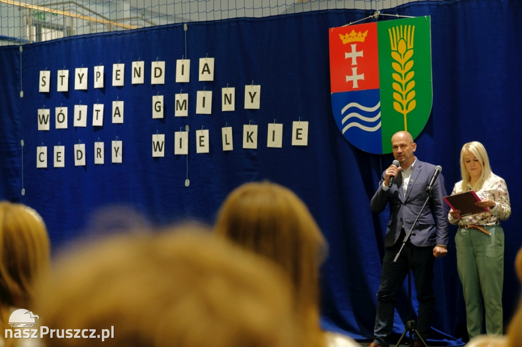 Cedry Wielkie: Wójt wręczył stypendia najzdolniejszym uczniom