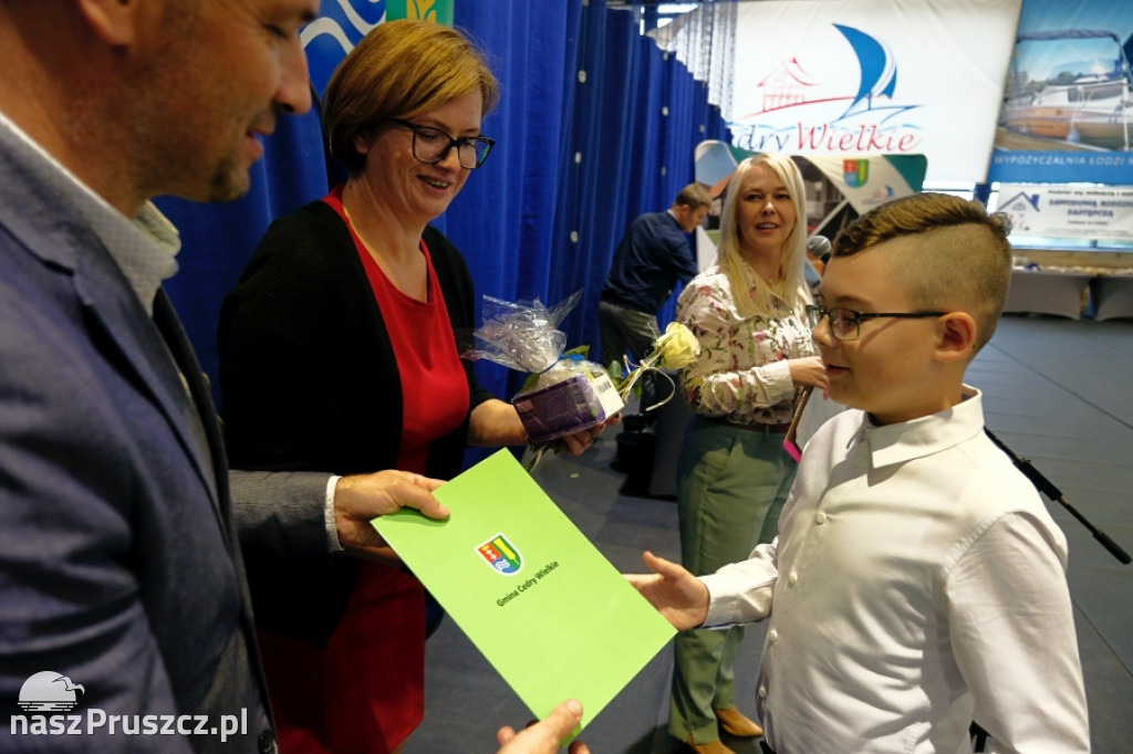 Cedry Wielkie: Wójt wręczył stypendia najzdolniejszym uczniom