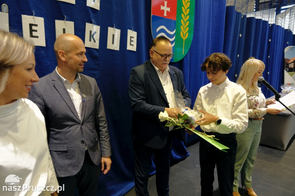 Cedry Wielkie: Wójt wręczył stypendia najzdolniejszym uczniom