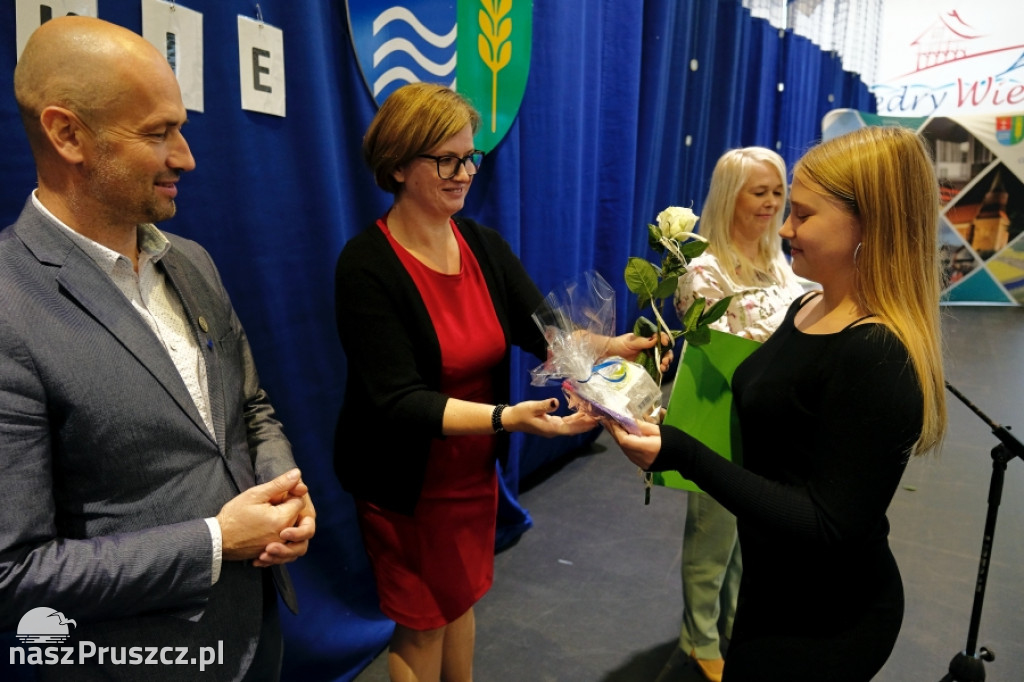 Cedry Wielkie: Wójt wręczył stypendia najzdolniejszym uczniom