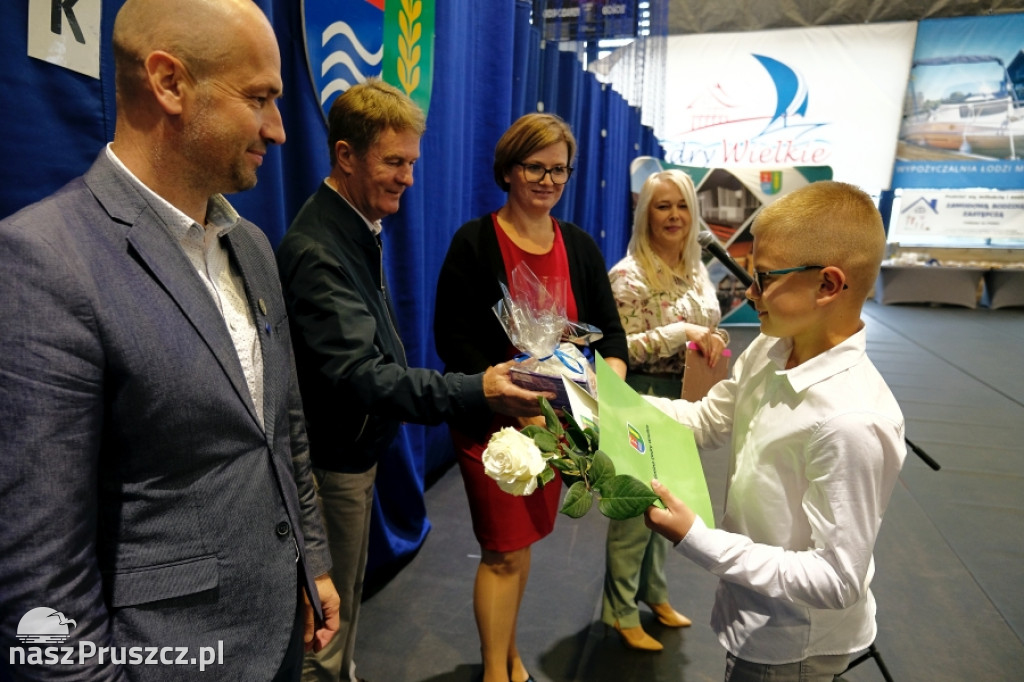 Cedry Wielkie: Wójt wręczył stypendia najzdolniejszym uczniom
